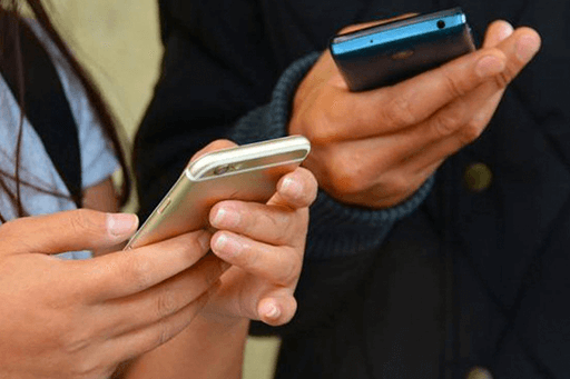 Consumatori care verifică SMS-urile de marketing