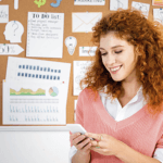 Femeie de afaceri care verifică statisticile pentru a introduce SMS marketing în strategia ei