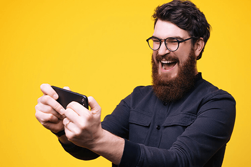Bărbat care utilizează telefonul mobil pentru jocuri