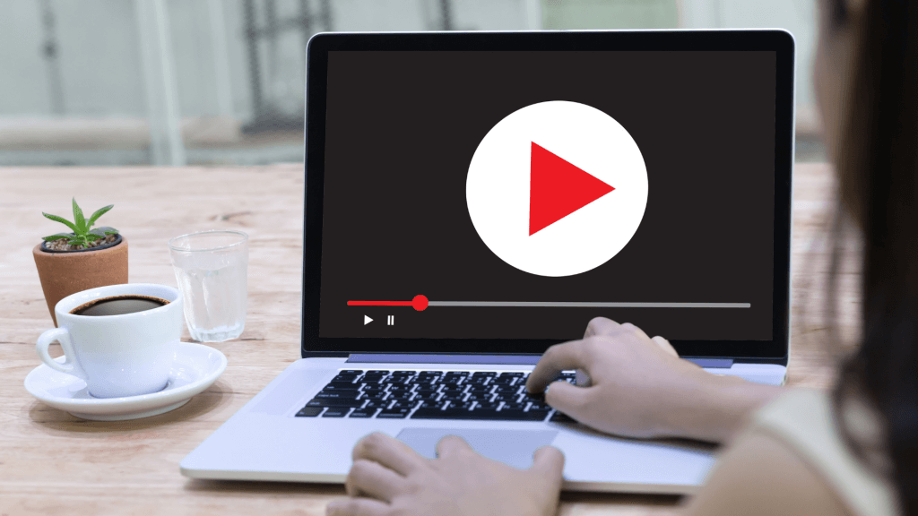 Laptop pe care se redă un conținut video